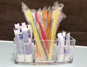 Zahnbürsten und Zahnpasta im Zahnputzraum vorbeugende Leistungen