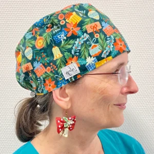 Weihnachtsmütze und Ohrringe